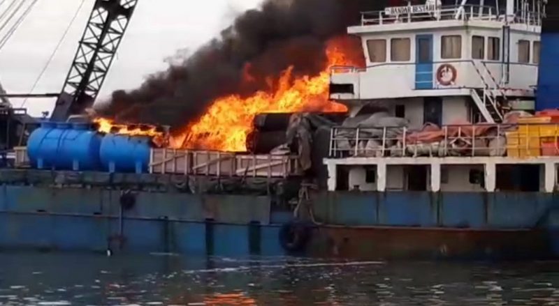 KM Bandar Lestari dengan GT 680 yang terbakar di dermaga 006 Pelabuhan Sunda Kelapa, Jakarta Utara, pada Sabtu (27/11/2021) sekitar pukul 15.30 WIB. (Foto: Kemenhub)