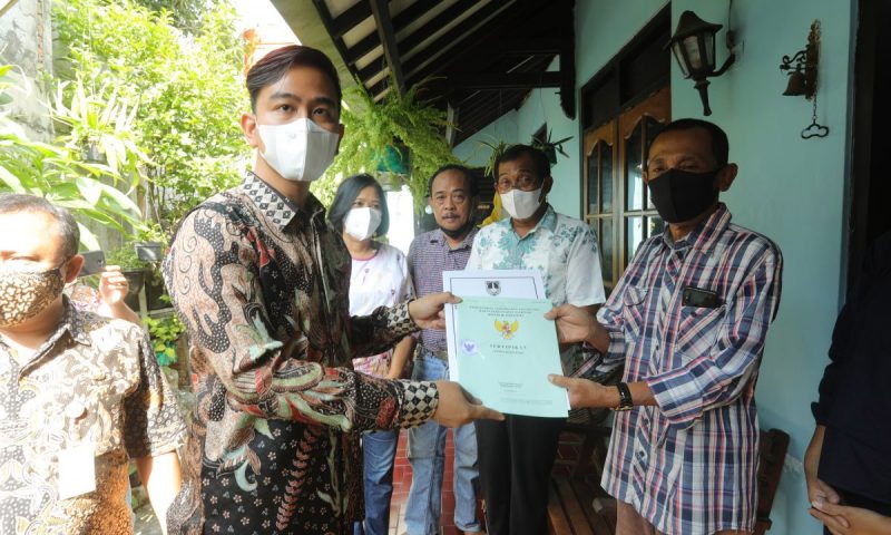 Wali Kota Surakarta Gibran Rakabuming mendatangi sejumlah rumah warga di Kecamatan Banjarsari, Selasa (2/11/2021), untuk memberikan sertifikat rumah dari Program Daerah (Proda) Kota Surakarta Tahun 2020. (Foto: Humas Pemkot Surakarta) 