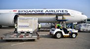Vaksin AstraZeneca tahap ke-113 diangkut menggunakan maskapai Singapore Airlines dengan nomor penerbangan SQ950. Vaksin tiba di Bandara Soekarno-Hatta pada Kamis (4/11/2021) pukul 07.21 WIB. (Foto: Amiri Yandi/InfoPublik)