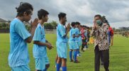 Walikota Yogyakarta, Haryadi Suyuti membuka secara resmi turnamen sepakbola Walikota Cup di lapangan Kenari. (Foto: Humas Pemkot Yogya)