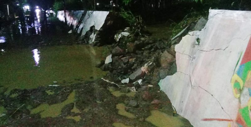 anjir yang melanda Kota Semarang dipicu oleh hujan berintensitas tinggi sehingga debit air Sungai Plumbon meluap dan jebolnya tanggul Parapet di wilayah Mangkang Kulon. (Foto: BPBD Provinsi Jawa Tengah)