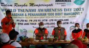 Sekretaris BPBD Provinsi Jawa Timur (Memegang Mic) memberikan arahan bagi peserta Peringatan Hari Kesadaran Tsunami Dunia di kawasan Pantai Mbah Drajid, Lumajang, Jawa Timur, Jumat (5/11/2021). (Foto: Komunikasi Kebencanaan BNPB/M. Arfari Dwiatmodjo)