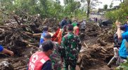 Tim gabungan mengevakuasi korban banjir bandang Kota Batu, Jawa Timur, Jumat (5/11/2021). (Foto: BPBD Kota Batu)