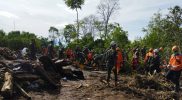 Tim gabungan BPBD Kota Batu bersama unsur TNI berupaya membersihkan puing potongan kayu yang terbawa banjir bandang di wilayah Kota Batu, Jawa Timur, Sabtu (6/11/2021). (Foto: BPBD Kota Batu)