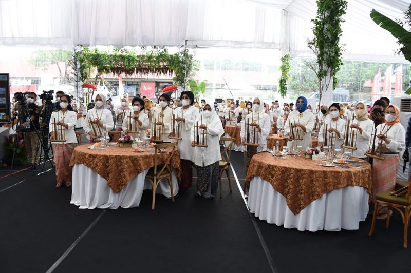 Angklung Mendunia 2021 yang dilaksanakan secara online dan offline mendapat penghargaan dari Museum Rekor Dunia Indonesia sebagai Pagelaran Angklung secara Hybrid Dengan Peserta Terbanyak Dari Manca Negara. (Foto: Puspen TNI)