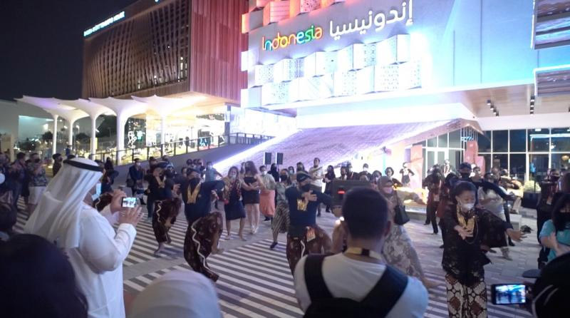 Beksa Wanara yang disajikan dalam flash mob menyedot banyak pengunjung yang mendatangi Paviliun Indonesia di Dubai Expo. (Foto: DPPM DIY/Humas)