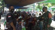 Serma Mulyono berikan pendampingan dan pantauan pelaksanaan vaksinasi. (Foto: Koramil 02/Tegalrejo)