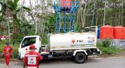 PMI Kabupaten Sleman mendistribusikan bantuan air bersih untuk Masyarakat Kalurahan Glagaharjo, Kapanewon Cangkringan sebanyak 15.000 Liter per hari. (Foto: MC Kab Sleman)