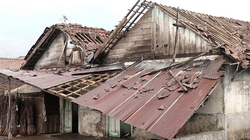 Rumah rusak akibat angin puting beliung. Pemerintah Kabupaten Temanggung melalui Sekretaris Daerah telah membuat Surat Edaran tentang Peringatan Dini Bahaya La Nina yang ditujukan kepada seluruh kecamatan di Temanggung. (Foto: MC Kab Temanggung)
