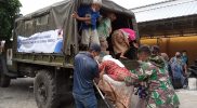Personil TNI dan relawan dengan sabar membantu masyarakat lanjut usia (lansia) yang berada di posko pengungsian untuk mengikuti proses pemindahan ke lokasi yang telah disediakan, Jumat (10/12/2021). (Foto: MC Kab. Lumajang/Pendim 0821)
