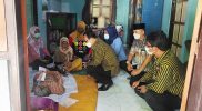 Wakil Walikota Yogyakarta Heroe Poerwadi menyerahkan bantuan sosial asistensi sosial penyandang disabilitas (ASPD) tahun 2021 pada Jumat (10/12) di rumah Slamet Wiji Asih, jalan Kerawitan, Giwangan Yogyakarta. (Foto: Humas Pemkot Yogya)