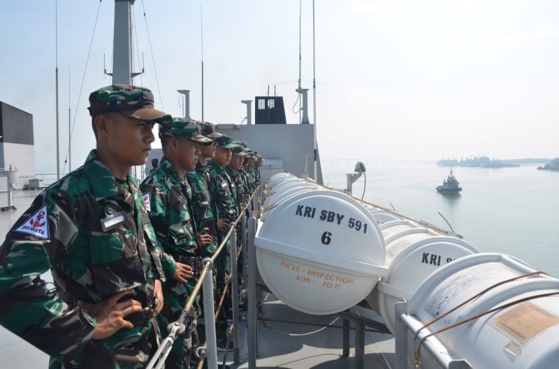 KRI Surabaya-591 mendukung latek pelayaran dengan membawa sebanyak 821 Siswa Dikmata TNI AL XLI/1 TA 2021, latek pelayaran kali ini dilaksanakan di seputaran Laut Jawa yang diagendakan selama tiga hari, Kamis 9-12 Desember 2021. (Foto: MC Diskominfo Prov Jatim)