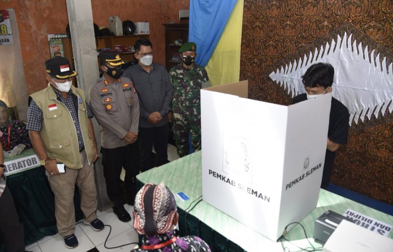 Kalurahan Selomartani, Kapanewon Kalasan dan Kalurahan Sumberarum, Kapanewom Moyudan menggelar Pemilihan Lurah (Pilurah) secara e-voting, Minggu (12/12/2021). (Foto: MC Kab Sleman)