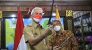 Tokoh budaya sekaligus dosen Universitas Muhammadiyah Surakarta (UMS), Sabar Narimo memberikan sebilah keris kepada Gubernur Jawa Tengah Ganjar Pranowo. (Foto: Humas Jateng)