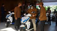 Bupati Blora H. Arief Rohman bersama Forkopimda mencoba mengendarai (test drive) si Gesits, motor listrik buatan PLN di jalan lingkar halaman rumah dinasnya, Selasa (14/12/2021). (Foto: MC Kab Blora/ Teguh)