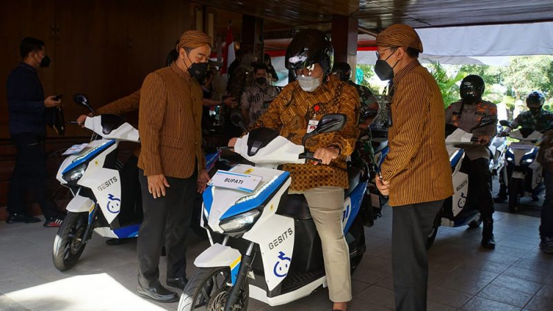 Bupati Blora H. Arief Rohman bersama  Forkopimda mencoba mengendarai (test drive) si Gesits, motor listrik buatan PLN di jalan lingkar halaman rumah dinasnya, Selasa (14/12/2021). (Foto: MC Kab Blora/ Teguh)