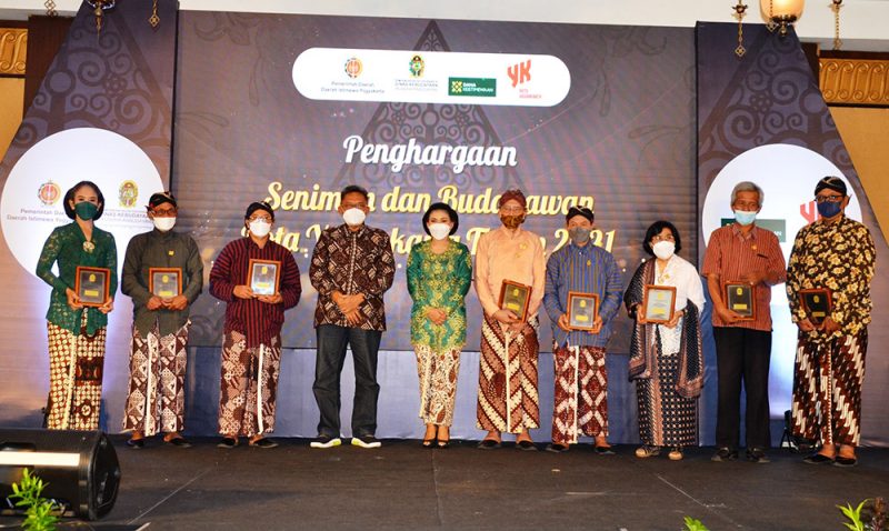 Ada 8 pelaku seniman dan budayawan penerima Penghargaan Seniman dan Budayawan tahun 2021 dari Pemkot Yogyakarta yang terbagi dalam 3 kategori, yakni penggiat seni, penggiat budaya, dan pelestari cagar budaya. (Foto: Humas Pemkot Yogya) 