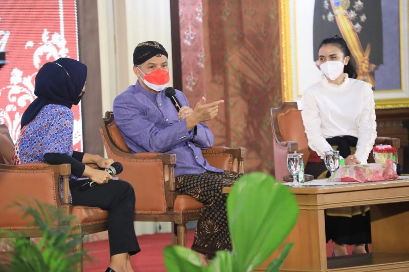 Gubernur Jawa Tengah saat menjadi pembicara pada acara “Ngobrol Penak Sareng Mas Ganjar