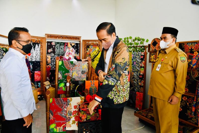 Dalam kunjungannya ke Blora Presiden Jokowi sempat membeli sebuah jaket custom bermotif Garuda dan khas Blora seharga Rp350.000, sementara Ibu Iriana membeli kain batik khas Blora seharga Rp900.000. (Foto: BPMI Setpres) 
