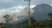 Gunung Semeru kembali meluncurkan awan panas guguran sejauh 3 kilometer pada Minggu (19/12/2021). (Foto: ANTARA)