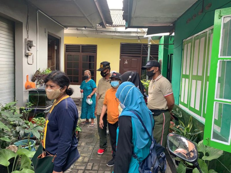 Warga RW 11 Kelurahan Ngampilan melakukan kegiatan Sambang Kampung untuk mengedukasi terkait protokol kesehatan dan pemberantasan sarang nyamuk.  (Foto: Humas Pemkot Yogya)