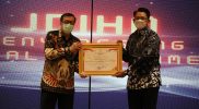 Penghargaan JDIH Awards diserahkan langsung oleh Menkumham RI, Yasonna Laoly kepada Wakil Bupati Sleman, Danang Maharsa pada acara JDIHN Awards Tahun 2021 yang dilaksanakan pada hari Kamis (2/12/2021) di Hotel Grand Marcure, Jakarta Pusat. (Foto: Humas Sleman)