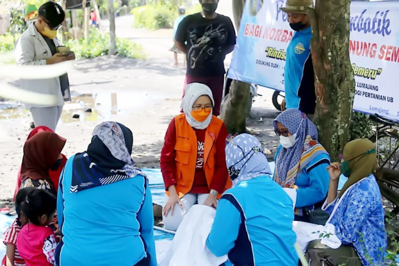 Para relawan di posko pengungsian mengajak para pengungsi yang didominasi oleh kaum perempuan untuk mengisi waktunya, dengan membatik. (Foto: MC Kab. Lumajang)