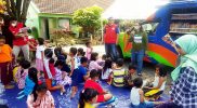 Komunitas Dongeng Indonesia bekerjasama dengan layanan mobil keliling Dinas Kearsipan dan Perpustakaan Kabupaten Lumajang, Jawa Timur mengadakan trauma healing di Posko Penyintas Semeru, Senin (20/12/2021). (Foto: MC Kab. Lumajang)