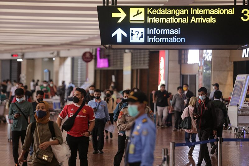 Sejumlah penumpang pesawat berjalan di area Terminal 2F Internasional Bandara Soekarno Hatta, Tangerang, Banten, Jumat (17/12/2021). PT Angkasa Pura II mengoperasikan kembali Terminal 2F untuk kedatangan penumpang internasional guna mengantisipasi penumpukan penumpang setelah sebelumnya hanya Terminal 3 yang digunakan sebagai lokasi ketibaan internasional, hal tersebut dilakukan menyusul ditemukannya pasien yang terpapar virus corona varian B.1.1.529 alias Omicron untuk pertama kalinya di Indonesia pada Kamis (16/12/2021).(ANTARA FOTO/Fauzan/nz)
