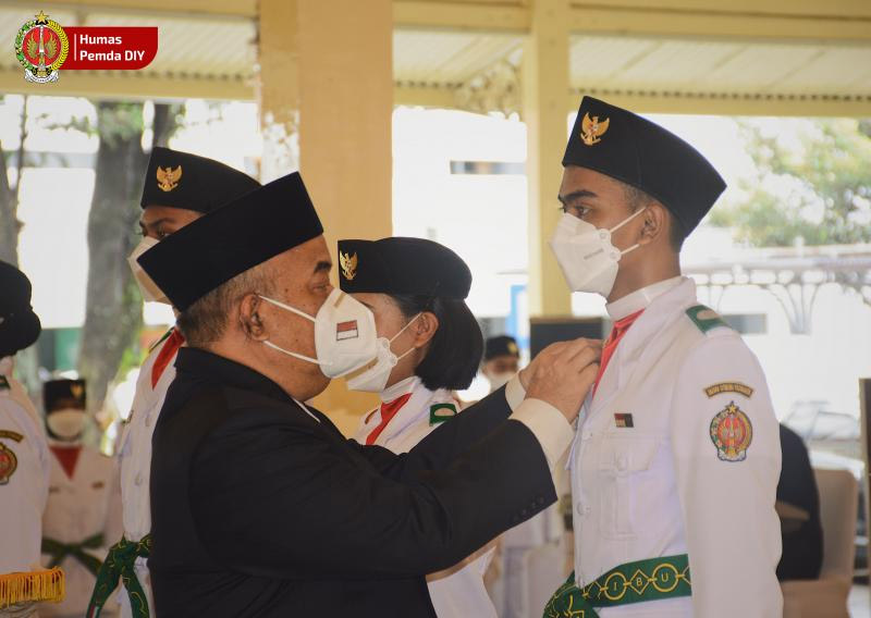 Wakil Gubernur Paku Alam X menyematan pin emas kepada anggota Purnapaskibraka DIY Tahun 2021. (Foto: Humas DIY)