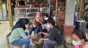 Wisatawan sedang membuat gerabah di workshop gerabah milih Zumaroh di Desa Nglipoh Kecamatan Borobudur. (Foto: humas/beritamagelang)