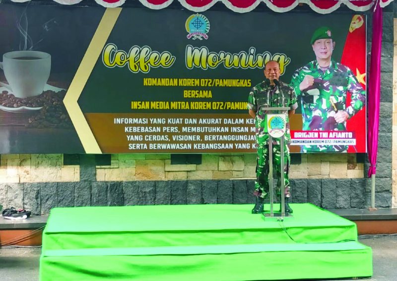 Danrem 072/Pamungkas Brigjen TNI Afianto menggelar coffe morning bersama insan pers.  (Foto: Agoes Jumianto