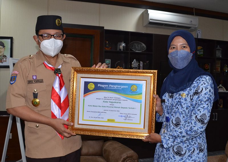 Wakil Walikota Yogya Heroe Poerwadi dengan penghargaan Kota Yogyakarta sebagai kota ramah sepeda dari B2W Indonesia. (Foto: Humas Pemkot Yogya)