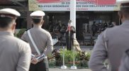 Bupati Sleman Kustini Sri Purnomo memimpin apel gelar pasukan Operasi Lilin 2021 secara langsung sekaligus membacakan amanat Kapolri Jenderal Polisi Listyo Sigit Prabowo. (Foto: Humas Sleman)
