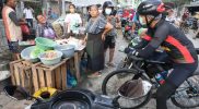 Sembari gowes, Ganjar Pranowo blusukan ke pasar tradisional untuk mengecek harga kebutuhan menjelang Nataru. (Foto:Humas Jateng)