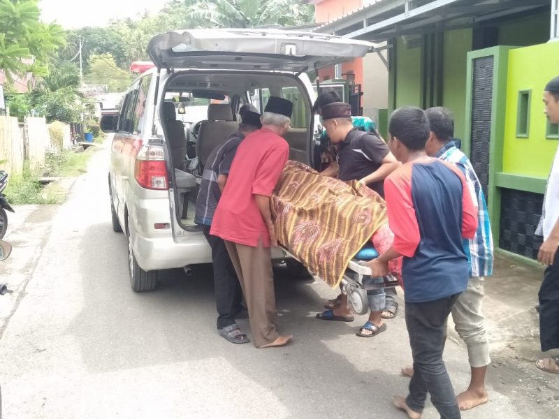 Petugas dibantu pihak keluarga membantu proses pengurusan jenazah korban gempabumi M 7,4 yang sebelumnya dirawat di RSUD Kyai Haji Hayyung, Kabupaten Kepulauan Selayar, Kamis (23/12/2021). (Foto:BNPB)