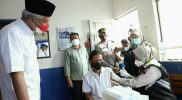 Gubernur Jawa Tengah Ganjar Pranowo mengapresiasi inisiatif Polres Pemalang yang menyiapkan gerai vaksinasi di Pos Lalu Lintas Pemalang. Di gerai ini, warga bisa datang malam hari untuk menerima vaksin. (Foto: Humas Jateng)