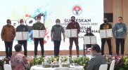 Menpora Zainudin Amali memberikan penghargaan Satyalancana Dharma Olahraga dan apresiasi bonus kepada pelaku olahraga berprestasi di Tanah Air, Senin (27/12/2021). (Foto: Bagus/Humaa Kemenpora)