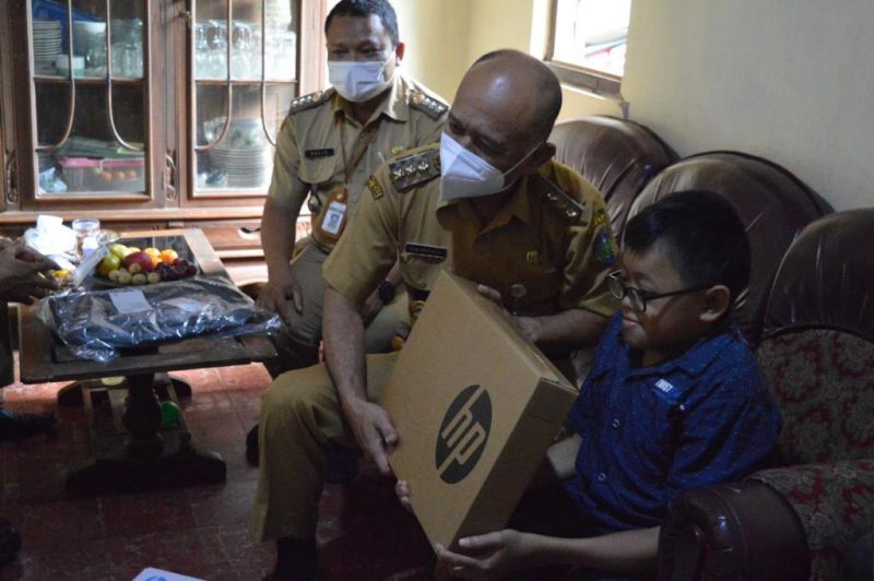 Jamaludin Cahya (25) menerima bantuan laptop dan printer dari Bupati Jepara Dian Kristiandi. (Foto: Diskominfo Jepara)