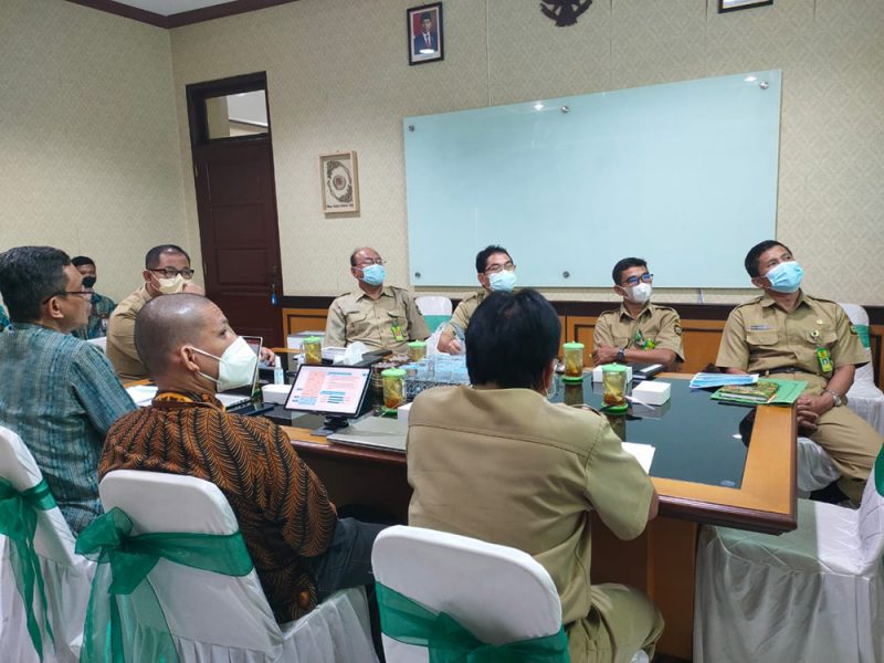 Wakil Bupati Kulon Progo Fajar Gegana menerima audiensi dari Badan Pusat Statistik (BPS) Kulon Progo, berlangsung di ruang rapat kantor Wabup, Selasa (28/12/2021). (Foto: MC.Kab Kulon Progo/humas)