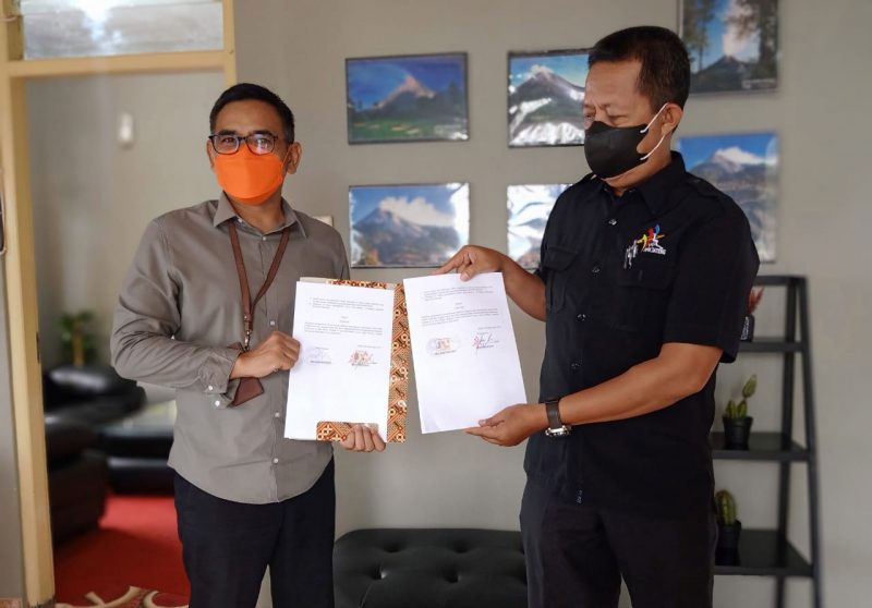 Direktur Utama Ketep Pass Mul Budi Santoso bersama Ketua PPW Jateng menunjukkan surat MoU kerja sama. (Foto: humas/beritamagelang)