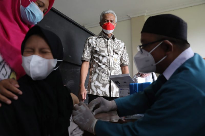 Gubernur Jateng Ganjar Pranowo saat meninjau vaksinasi anak di Madrasah Ibtidaiyah (MI) Bani Adam, Boyolali, Rabu (29/12/2021). (Foto:Humas Jateng)