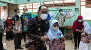 Bupati Kulon Progo Sutedjo saat memantau vaksinasi anak di wilayahnya. (Foto: MC. Kab Kulon Progo)