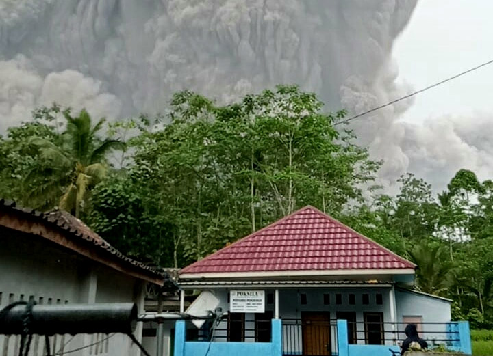 Terkait dengan perkembangan erupsi Gunung Semeru, BNPB mengimbau warga untuk tetap waspada dan siaga dengan memperhatikan rekomendasi yang telah dikeluarkan oleh PVMBG. (Foto: Istimewa)
