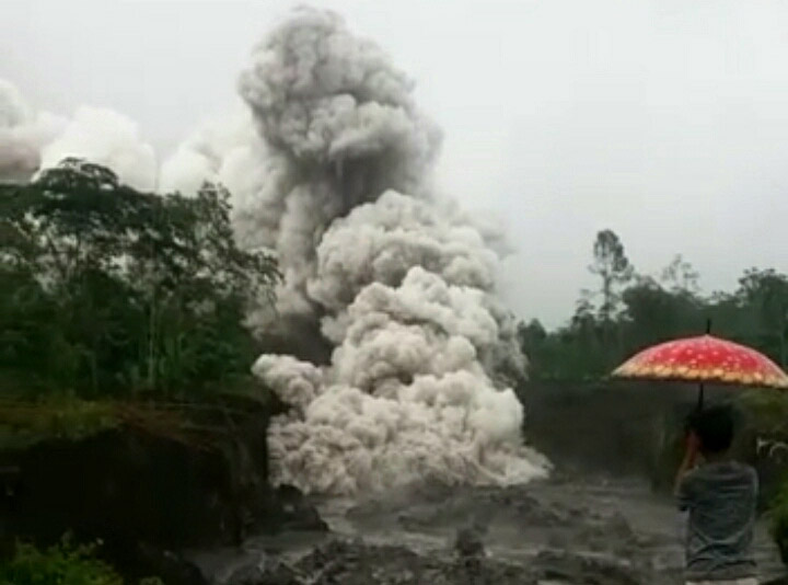 Kepala BNPB Letnan Jenderal TNI Suharyanto meminta agar masyarakat terdampak erupsi Gunung Semeru di Lumajang Jawa Timur tetap tenang dan tidak termakan berita-berita hoaks atau bohong. (Foto: Istimewa)