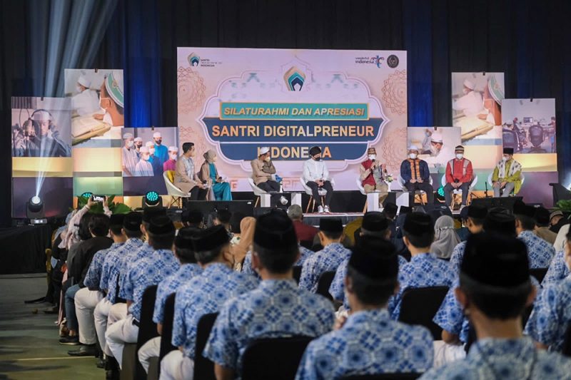 Menparekraf Sandiaga Uno dalam agenda Silaturahmi dan Apresiasi Santri Digitalpreneur Indonesia, di Darunnajah Islamic Bording School, Jakarta Selatan, Sabtu (4/12/2021). (Foto: Biro Komunikasi Kemenparekraf)