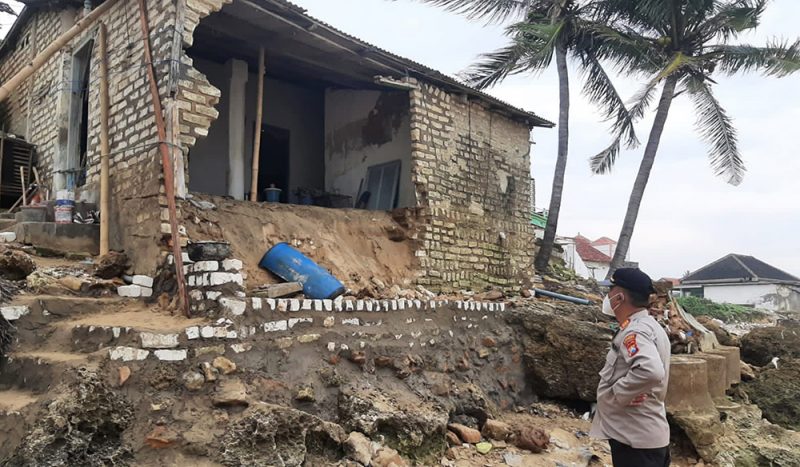 Ambruknya rumah warga akibat hantaman ombak besar itu berada di pesisir pantai utara di Kecamatan Ambunten, Kabupaten Sumenep. (Foto: MC Kab.Sumenep/Nita/Fer)