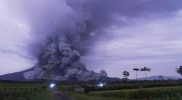 Gunung Semeru mengalami erupsi disertai awan panas guguran dan hujan abu vulkanik cukup tebal pada Sabtu (4/12/2021) sekitar pukul 15.20 WIB. (Foto: Antara)