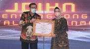 Piagam Penghargaan dan Trophy JDIH Award 2021 diterima langsung oleh Bupati Sukoharjo Etik Suryani, dari Menteri Hukum dan hak Asasi Manusia Yasonna H Laoly, di Hotel Grand Mercure Harmoni, Jakarta Pusat, Kamis (2/12/2021). (Foto: Humas Pemkab Sukoharjo)