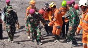 Satuan Tugas Penanggulangan Bencana Alam dari jajaran TNI Angkatan Laut Lantamal V bersama dengan Tim SAR Gabungan menemukan dua jenazah laki-laki tanpa identitas, korban erupsi Gunung Semeru. (Foto: Dispenal)
